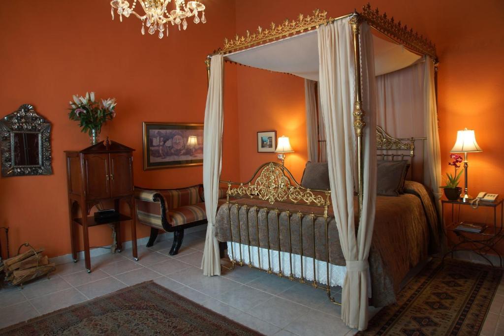 Standard Queen Room